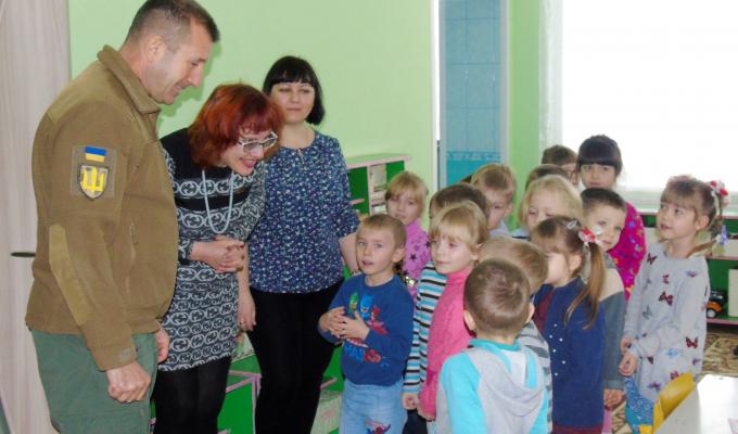 Вихованці Попаснянського закладу дошкільної освіти №2 вперше відвідали свою оновлену групу Вихованці Попаснянського закладу дошкільної освіти №2 вперше відвідали свою оновлену групу