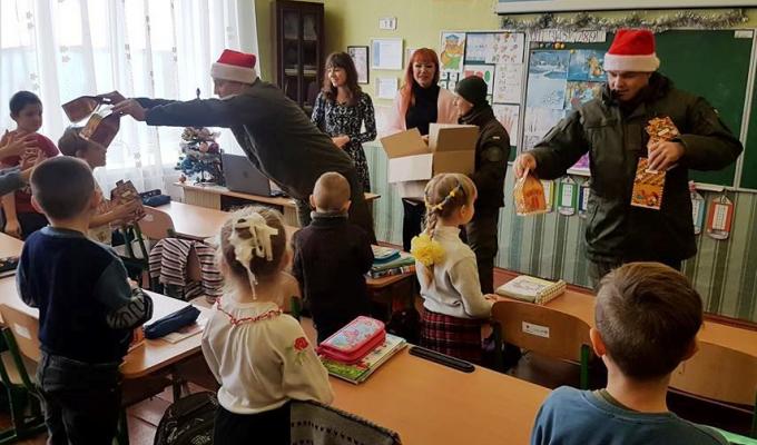 В рамках всеукраїнської акції “Гвардійська родина, тобі Україно!” військовослужбовці відвідали загальноосвітні заклади Попаснянського району. В рамках всеукраїнської акції “Гвардійська родина, тобі Україно!” військовослужбовці відвідали загальноосвітні заклади Попаснянського району.