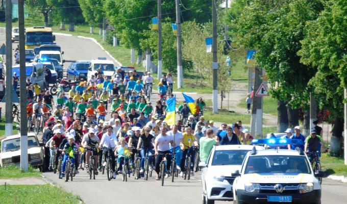 На Попаснянщині святковим велопробігом відзначили День Європи. На Попаснянщині святковим велопробігом відзначили День Європи.