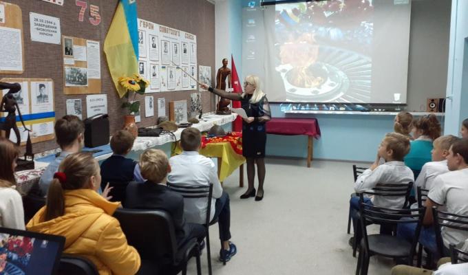 В Попаснянському районному краєзнавчому музеї до 75-ї річниці вигнання нацистів з України було проведено урок пам’яті. В Попаснянському районному краєзнавчому музеї до 75-ї річниці вигнання нацистів з України було проведено урок пам’яті.