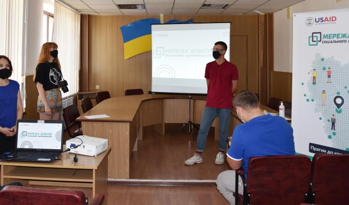 В Попаснянській райдержадміністрації проведено інформаційну сесію у рамках проєкту «Мережа агентів соціального підприємництва» В Попаснянській райдержадміністрації проведено інформаційну сесію у рамках проєкту «Мережа агентів соціального підприємництва»