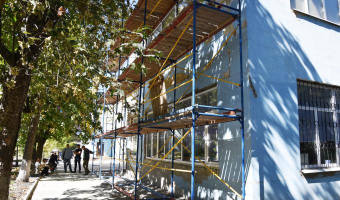 В Попаснянському районному краєзнавчому музеї розпочали ремонт фасаду В Попаснянському районному краєзнавчому музеї розпочали ремонт фасаду