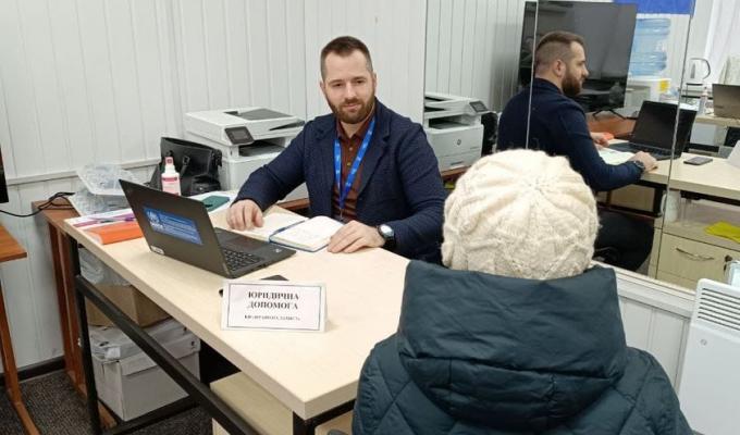 Наразі у двох гуманітарних хабах Сєвєродонецької РДА обслуговується близько 4300 - х осіб з числа ВПО