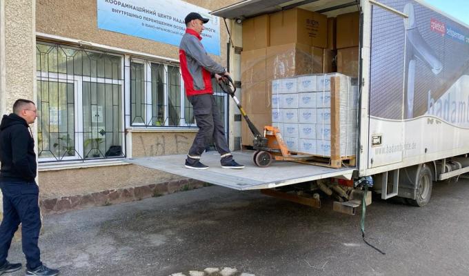 Для потреб вимушених переселенців – луганчан, що наразі мешкають на Прикарпатті, надійшла чергова партія речової допомоги від МОМ Для потреб вимушених переселенців – луганчан, що наразі мешкають на Прикарпатті, надійшла чергова партія речової допомоги від МОМ