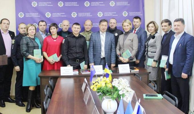 Представники Попаснянської райдержадміністрації зустрілися з Сергієм Кузніченком, автором монографії «Військово-цивільні адміністрації в Україні: досвід комплексного дослідження». Представники Попаснянської райдержадміністрації зустрілися з Сергієм Кузніченком, автором монографії «Військово-цивільні адміністрації в Україні: досвід комплексного дослідження».