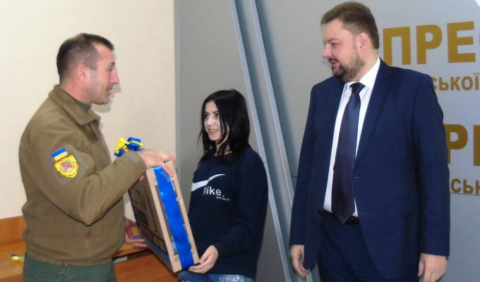 Діти-сироти Попаснянського району отримали ключі від квартир Діти-сироти Попаснянського району отримали ключі від квартир