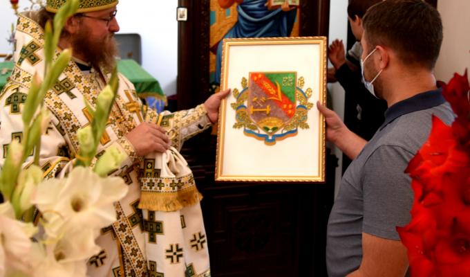 у Попаснянському православному храмі Трьох Вселенських Святителіввідбулася святкова Божественна літургія за участю митрополита Сєвєродонецького та Старобільського у Попаснянському православному храмі Трьох Вселенських Святителіввідбулася святкова Божественна літургія за участю митрополита Сєвєродонецького та Старобільського