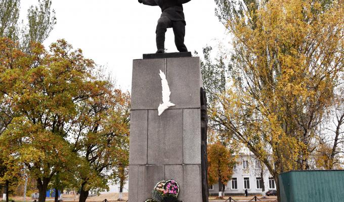 На Попаснянщині відзначили День визволення України від нацистських загарбників покладанням квітів На Попаснянщині відзначили День визволення України від нацистських загарбників покладанням квітів