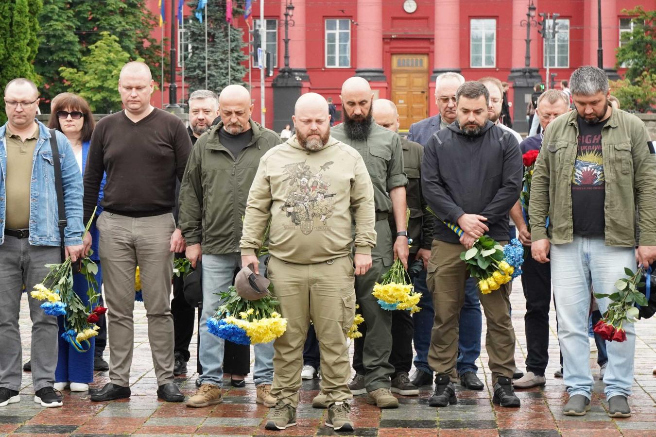 Керівники військових адміністрацій та представники правоохоронних органів Луганської області поклали квіти до пам’ятнику видатному українцю Тарасу Шевченку у Києві