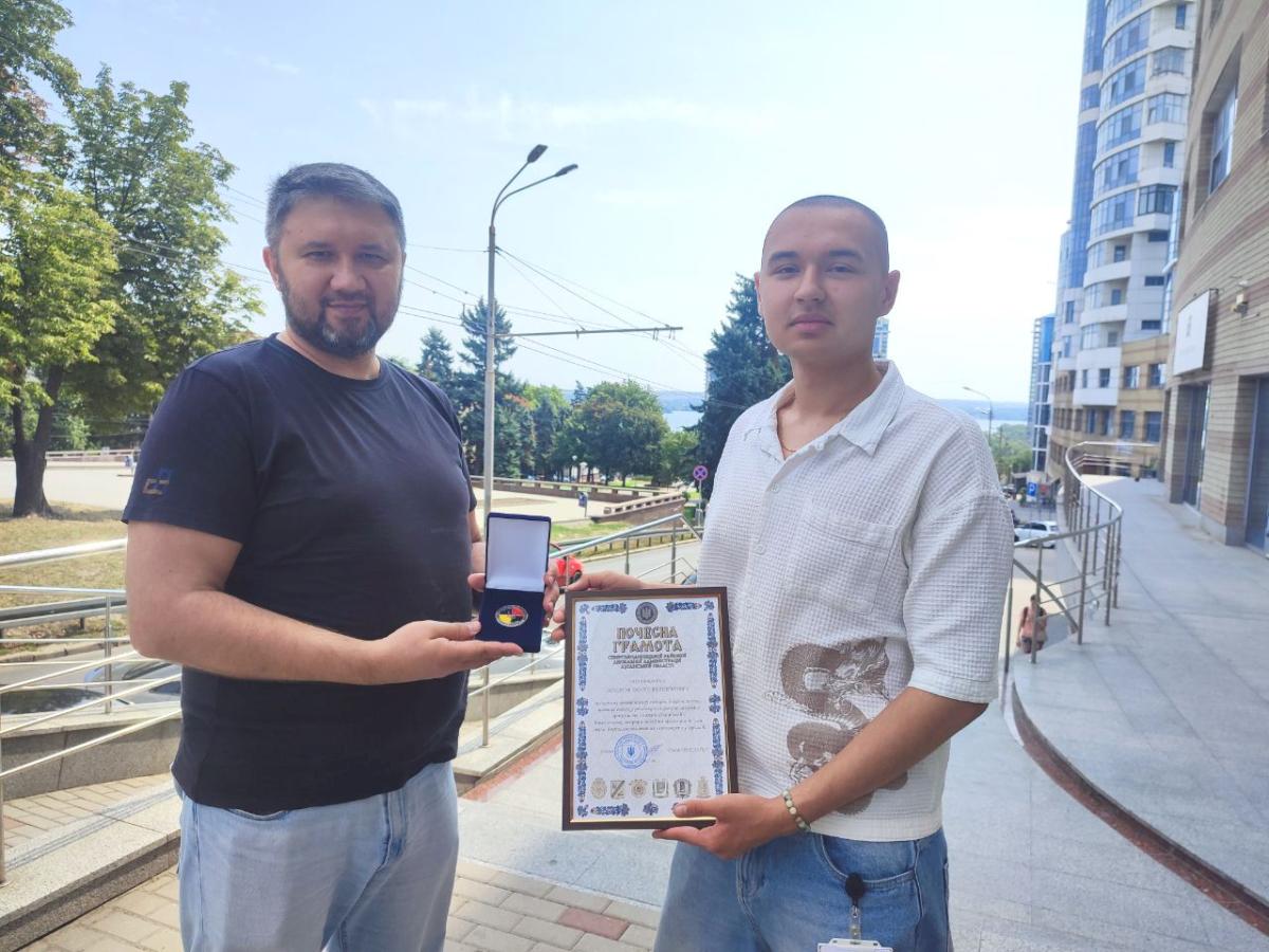Почесною грамотою Сіверськодонецької районної державної адміністрації та  відзнакою «УКРАЇНА-СВЯТА МАТІР ГЕРОЇВ» до Дня молоді нагороджено Ніконова Дениса, директора ГО «Молодіжна організація „МОЛОДЕ ПОКОЛІННЯ“» та директора ТОВ «НАЦІОНАЛЬНИЙ ФЕСТИВАЛЬ «КОД НАЦІЇ».