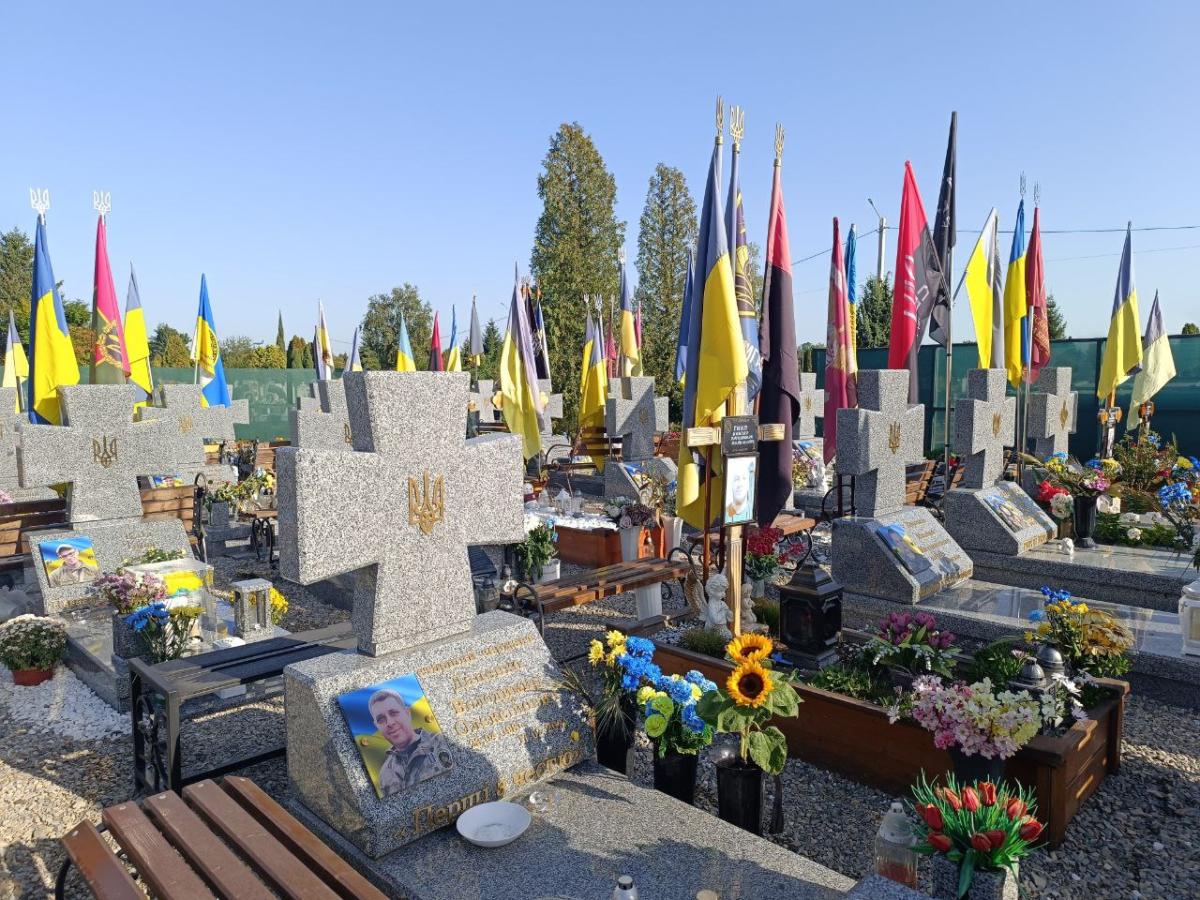 На Прикарпатті представники трьох військових адміністрацій Луганської області відвідали могили земляків, які загинули за незалежність України