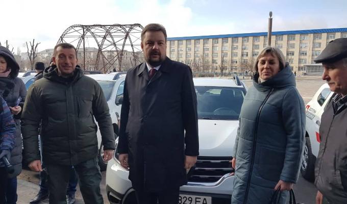 Голові Попаснянського району Сергію Шакуну урочисто вручили ключі від медичного автомобілю Голові Попаснянського району Сергію Шакуну урочисто вручили ключі від медичного автомобілю