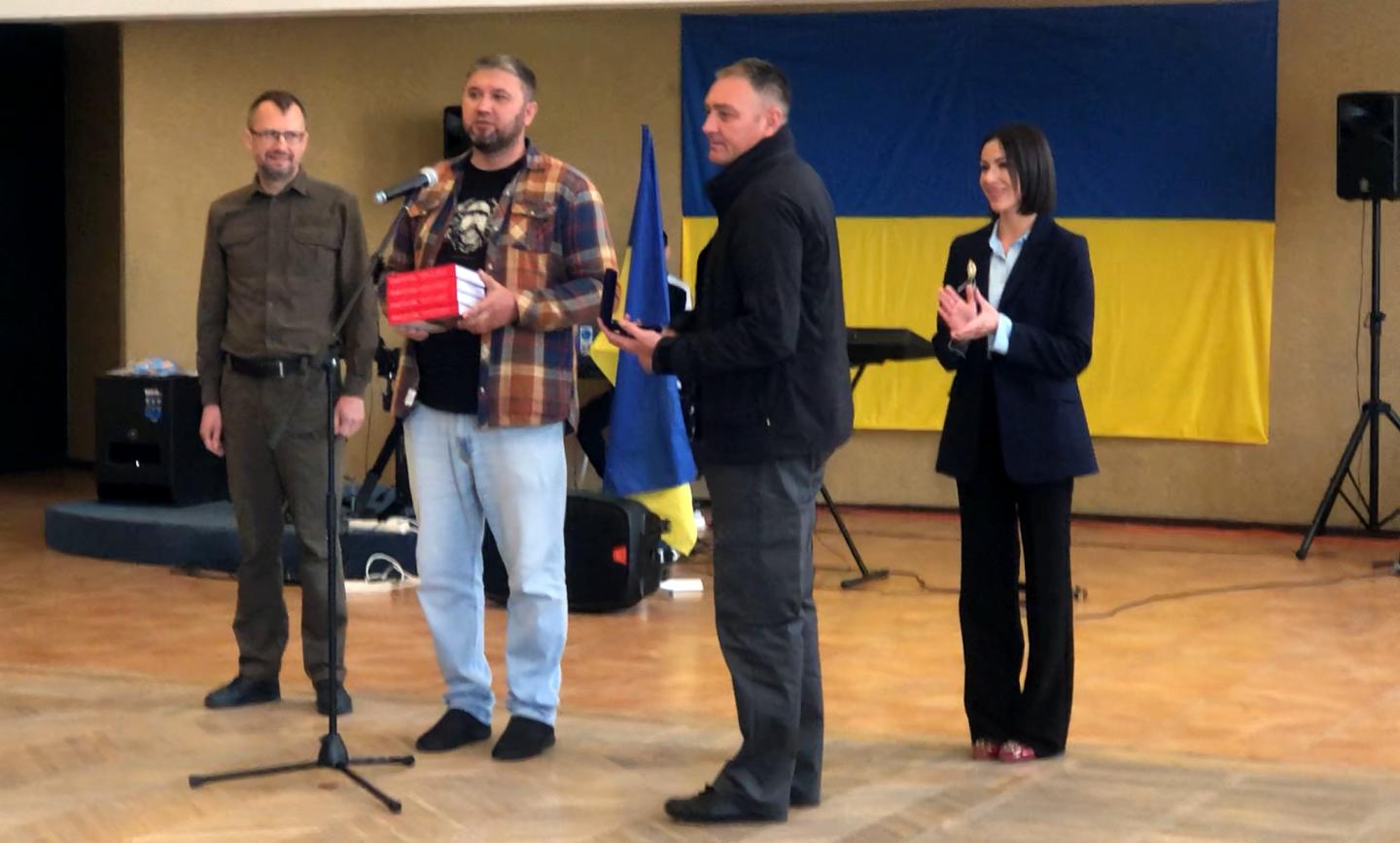«Слава козацька не вмре, не загине!» - напередодні Дня захисників і захисниць України пройшов урочистий захід за участі жителів Сіверськодонецької міської громади, луганських прикордонників та членів родин полеглих Героїв