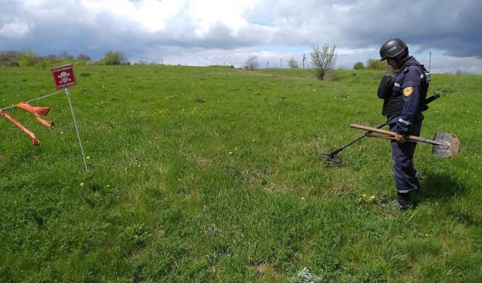 Піротехніками на Луганщині вилучено 17 одиниць вибухонебезпечних предметів Піротехніками на Луганщині вилучено 17 одиниць вибухонебезпечних предметів