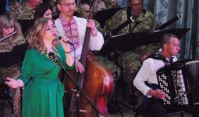 Військові та місцеві мешканців прийняли участь у патріотично-мистецькому проекті "Браття Українці" Військові та місцеві мешканців прийняли участь у патріотично-мистецькому проекті "Браття Українці"