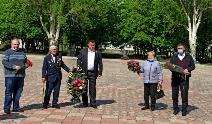 Голова Попаснянської райдержадміністрації Роман Власенко вшанував пам’ять загиблих у Другій світовій війні покладанням квітів Голова Попаснянської райдержадміністрації Роман Власенко вшанував пам’ять загиблих у Другій світовій війні покладанням квітів