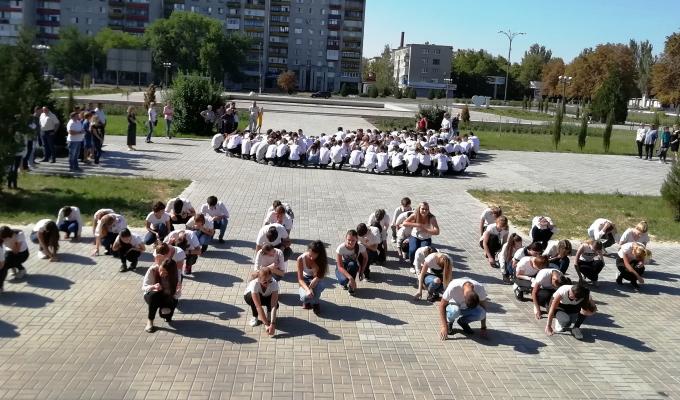 На честь святкування Дня Миру на головній площі Попасної відбувся флешмоб