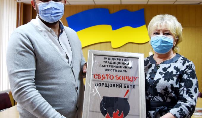 Роман Власенко вручив нагороди переможцям IV районного гастрономічного фестивалю «Свято борщу» Роман Власенко вручив нагороди переможцям IV районного гастрономічного фестивалю «Свято борщу»