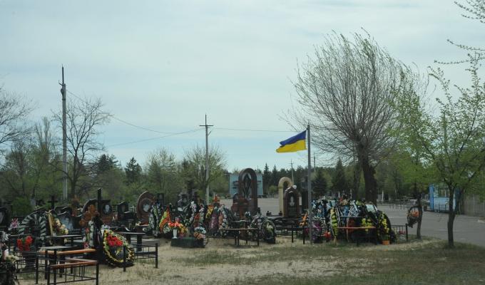 Жителі Луганщини утримались від відвідування цвинтарів Жителі Луганщини утримались від відвідування цвинтарів