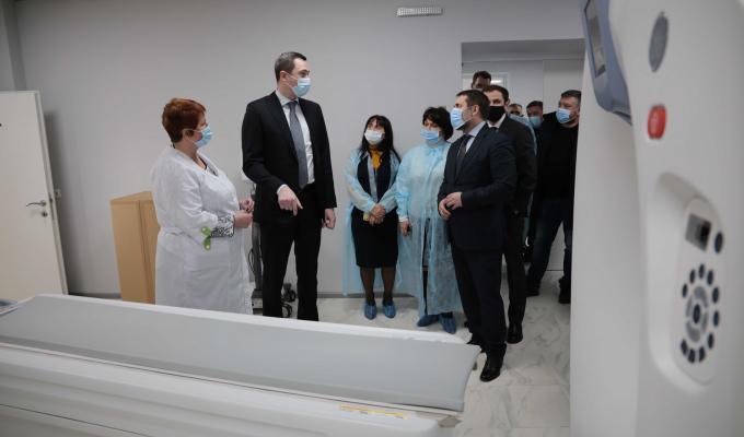 «На сьогодні держава вимагає від регіонів – користуватись її фінансовими можливостями для розвитку» – Олексій Чернишов перевірив, як на Луганщині модернізуються лікарні «На сьогодні держава вимагає від регіонів – користуватись її фінансовими можливостями для розвитку» – Олексій Чернишов перевірив, як на Луганщині модернізуються лікарні