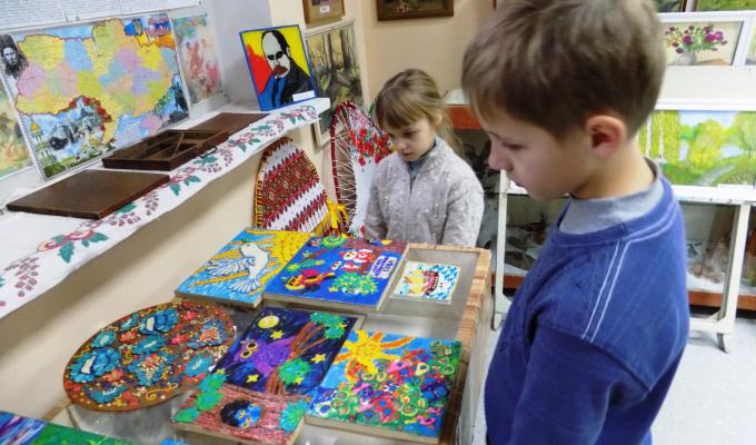 Учні молодших класів відвідали виставку художніх робіт Учні молодших класів відвідали виставку художніх робіт