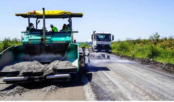 Велике будівництво: на дорозі від Євсуга до Мілового розпочинають укладання верхнього шару асфальту Велике будівництво: на дорозі від Євсуга до Мілового розпочинають укладання верхнього шару асфальту