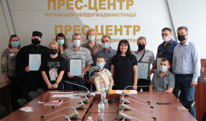 В облдержадміністрації вшанували багатодітних батьків, які самостійно виховують трьох і більше дітей В облдержадміністрації вшанували багатодітних батьків, які самостійно виховують трьох і більше дітей