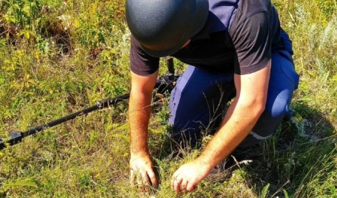 Піротехніками на Луганщині вилучено 11 одиниць вибухонебезпечних предметів Піротехніками на Луганщині вилучено 11 одиниць вибухонебезпечних предметів