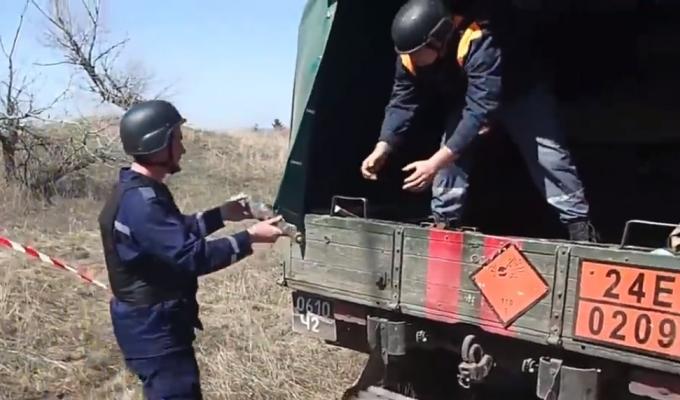 Піротехніками на Луганщині вилучено 13 одиниць вибухонебезпечних предметів Піротехніками на Луганщині вилучено 13 одиниць вибухонебезпечних предметів