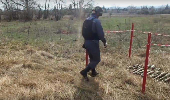 Піротехніками на Луганщині вилучено 37 одиниць вибухонебезпечних предметів Піротехніками на Луганщині вилучено 37 одиниць вибухонебезпечних предметів