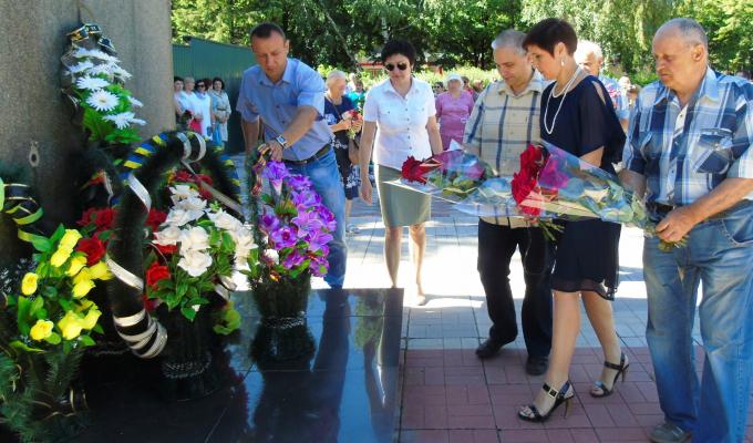 На Попаснянщині вшанували пам'ять жертв Другої світової війни. На Попаснянщині вшанували пам'ять жертв Другої світової війни.
