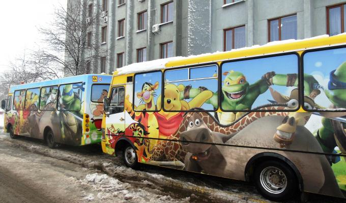 Автобуси Попаснянського району з яскравими наліпками. Автобуси Попаснянського району з яскравими наліпками.