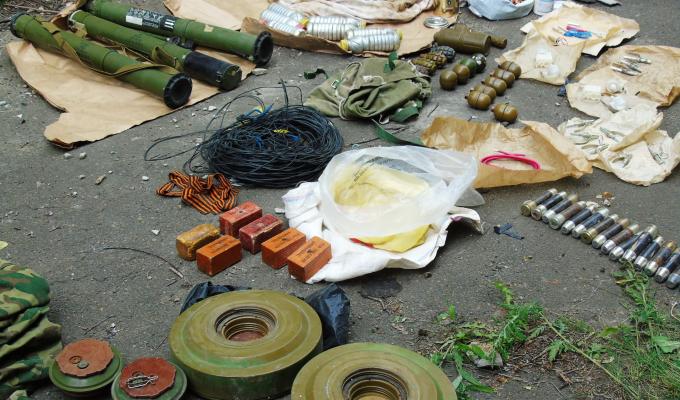 В Попасній знайшли схованку бойовиків. В Попасній знайшли схованку бойовиків.