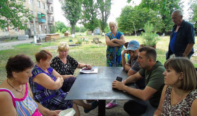 Після чергового обстрілу очільник району відвідав Золоте-4 Після чергового обстрілу очільник району відвідав Золоте-4