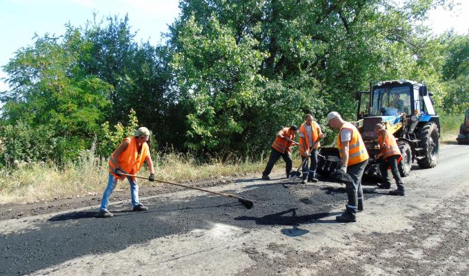 В районі розпочато ремонт доріг В районі розпочато ремонт доріг