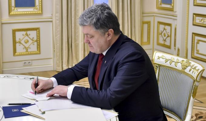 Президент підписав Закон про введення воєнного стану в Україні Президент підписав Закон про введення воєнного стану в Україні