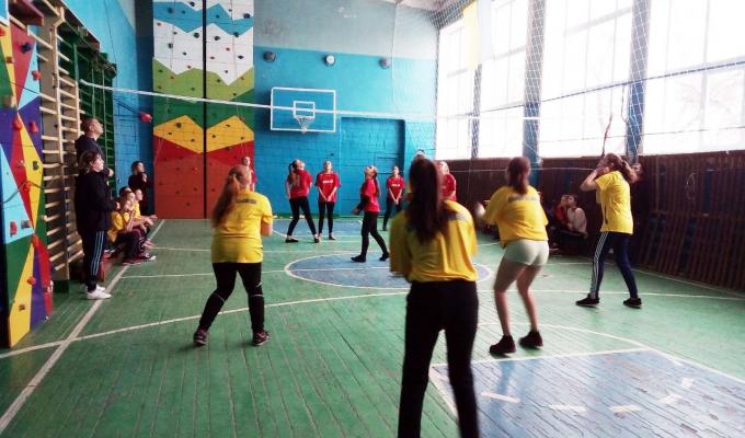 Серед учнівських волейбольних команд пройшли змагання районного рівня Серед учнівських волейбольних команд пройшли змагання районного рівня