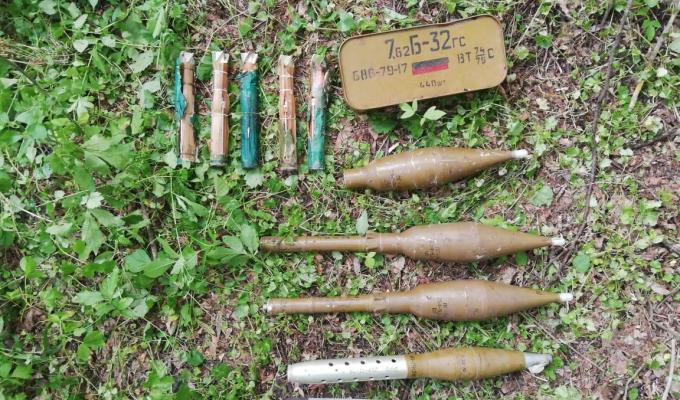 На Луганщині СБУ виявила схрони з військовими засобами ураження На Луганщині СБУ виявила схрони з військовими засобами ураження