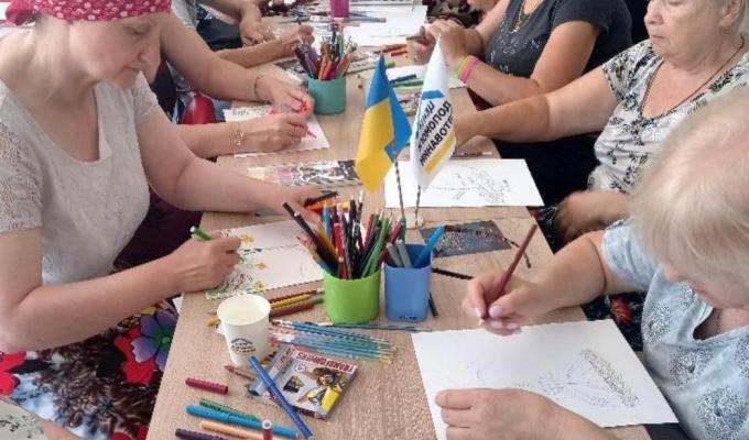 У Чернівецькому хабі для жінок - ВПО проведена арт терапевтична зустріч "Дерево опори" У Чернівецькому хабі для жінок - ВПО проведена арт терапевтична зустріч "Дерево опори"