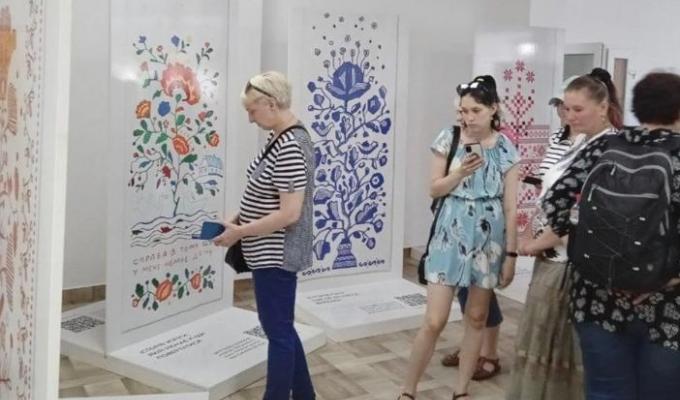 Працівники Чернівецького хабу та ВПО з Луганщини відвідали виставку "Вишиті болем"