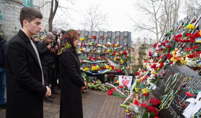 Марина Порошенко вшанувала пам’ять Героїв Небесної Сотні Марина Порошенко вшанувала пам’ять Героїв Небесної Сотні