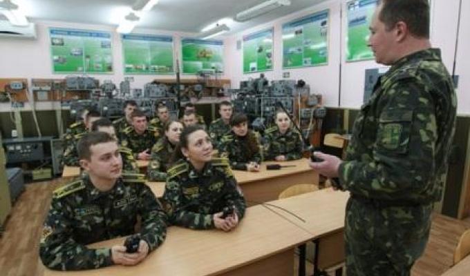 До уваги юнаків та дівчат! До уваги юнаків та дівчат!