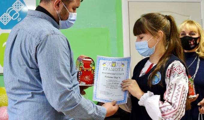 На Попаснянщині відзначили переможців учнівських олімпіад та освітніх конкурсів На Попаснянщині відзначили переможців учнівських олімпіад та освітніх конкурсів