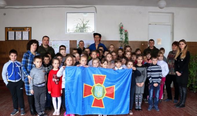 Гуманітарний вантаж від нацгвардійців з усієї України вже дістався до Тошківки та Гірського Гуманітарний вантаж від нацгвардійців з усієї України вже дістався до Тошківки та Гірського