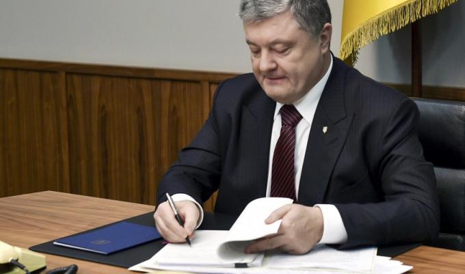 Президент підписав Закон «Про особливості державної політики із забезпечення державного суверенітету України на тимчасово окупованих територіях у Донецькій та Луганській областях» Президент підписав Закон «Про особливості державної політики із забезпечення державного суверенітету України на тимчасово окупованих територіях у Донецькій та Луганській областях»