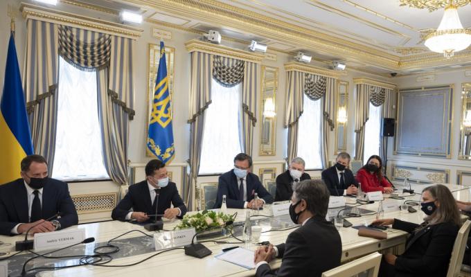 Президент обговорив з Держсекретарем США ситуацію на Донбасі, питання деокупації Криму, міжнародний порядок денний та реформи в Україні Президент обговорив з Держсекретарем США ситуацію на Донбасі, питання деокупації Криму, міжнародний порядок денний та реформи в Україні