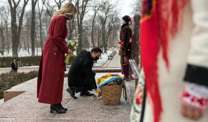 Президентське подружжя вшанувало пам’ять Тараса Шевченка Президентське подружжя вшанувало пам’ять Тараса Шевченка