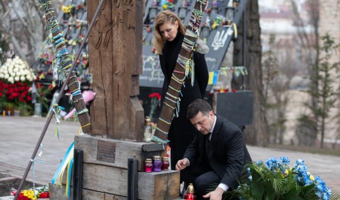Володимир Зеленський разом з дружиною вшанували пам’ять Героїв Небесної Сотні Володимир Зеленський разом з дружиною вшанували пам’ять Героїв Небесної Сотні