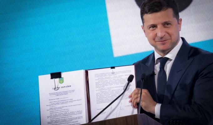 Президент підписав закон, який остаточно повертає громадам право розпоряджатися своїми землями Президент підписав закон, який остаточно повертає громадам право розпоряджатися своїми землями