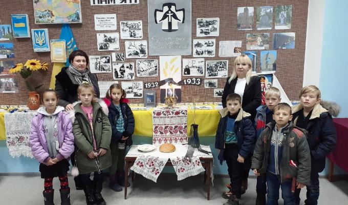 Для учнів Попаснянського району в краєзнавчому музеї проводилися екскурсії до Дня пам'яті жертв Голодомору Для учнів Попаснянського району в краєзнавчому музеї проводилися екскурсії до Дня пам'яті жертв Голодомору